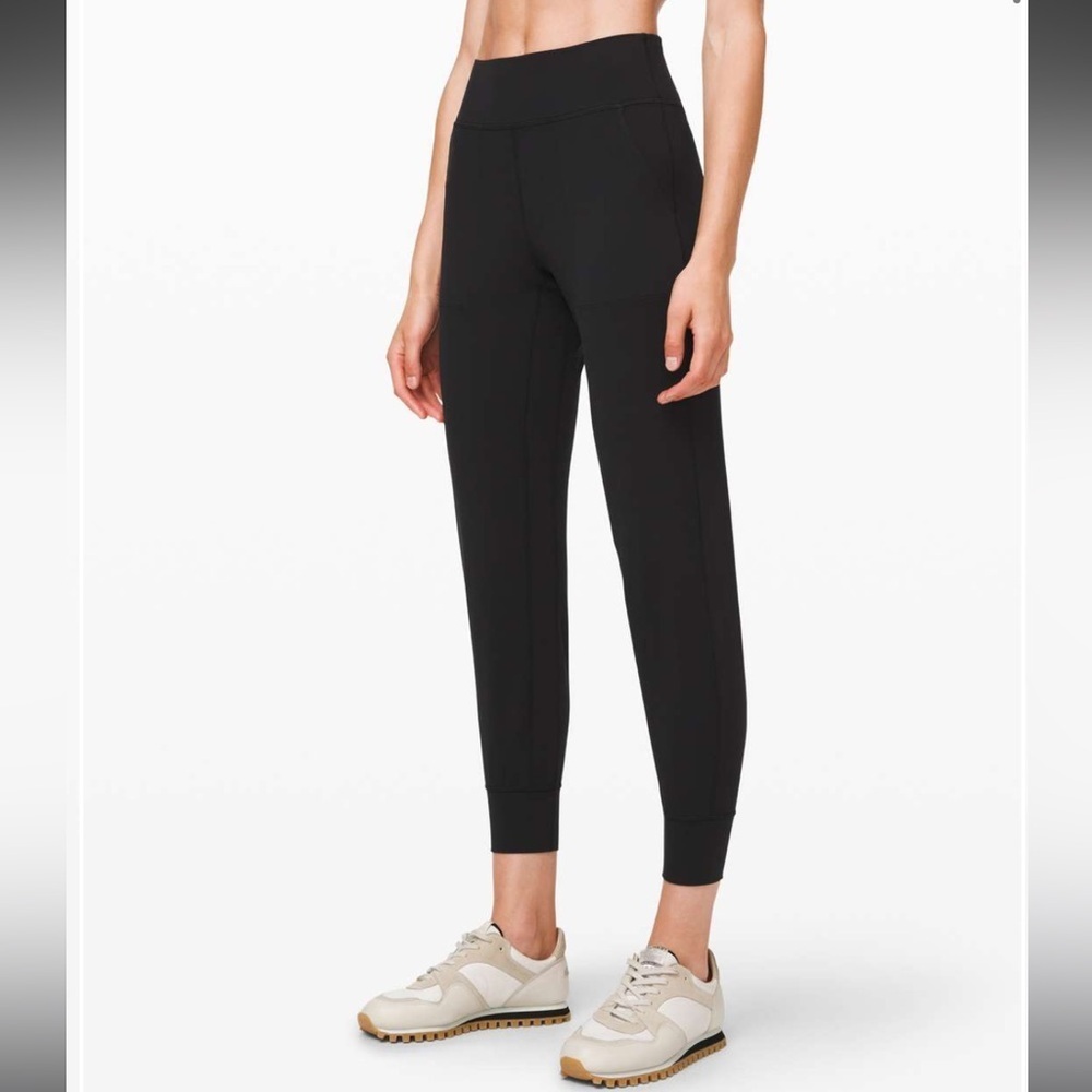 Lululemon Align Jogger 28"
Black size 4